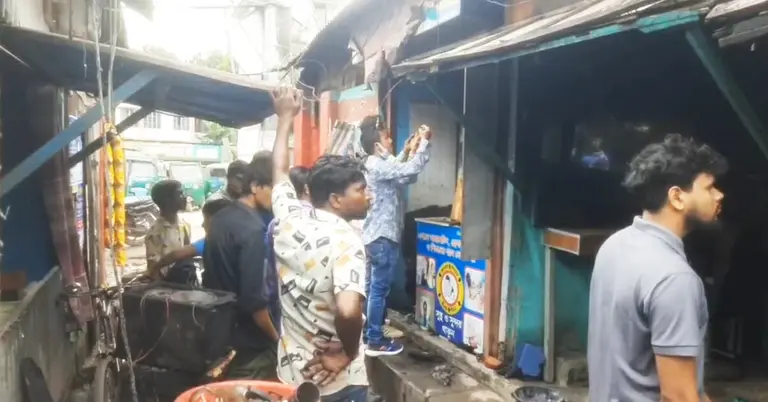 আগুনে পুড়ে যাওয়া দোকান